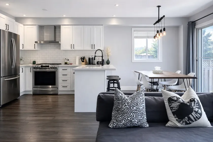 New Designer Luxury Home | Free Parking - Image 1