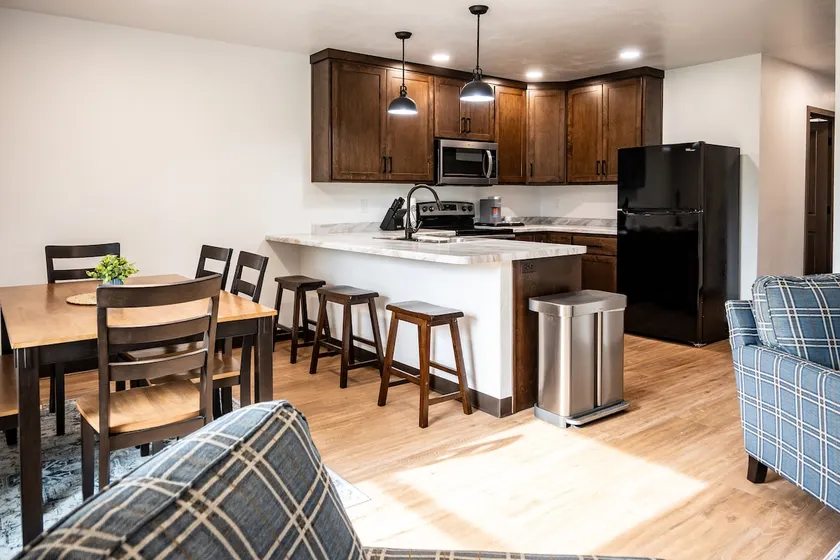 Luxury Suites #4 - Image 1