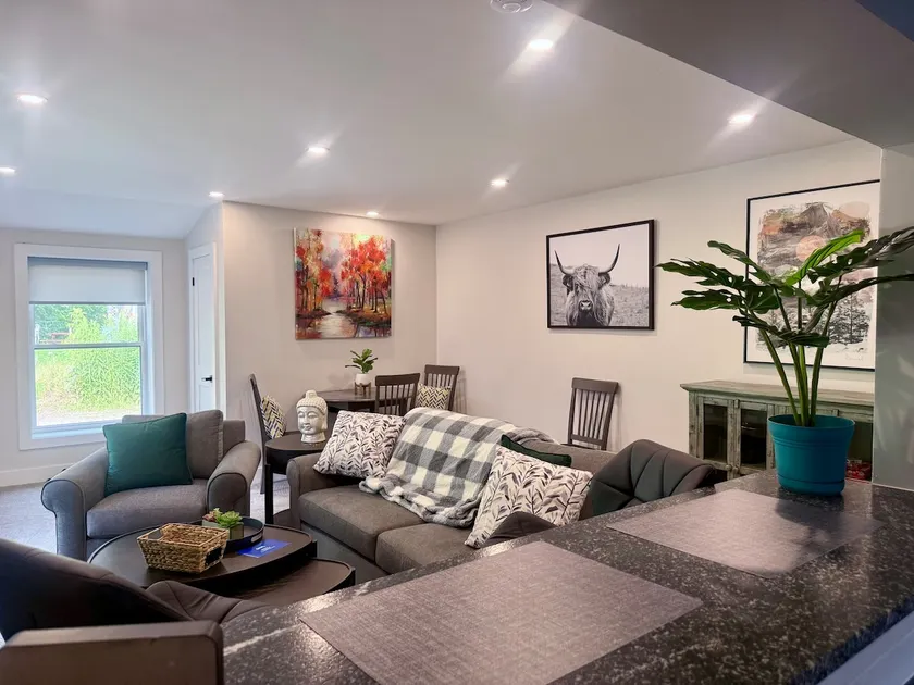 Lakefield Lounge House - Image 1