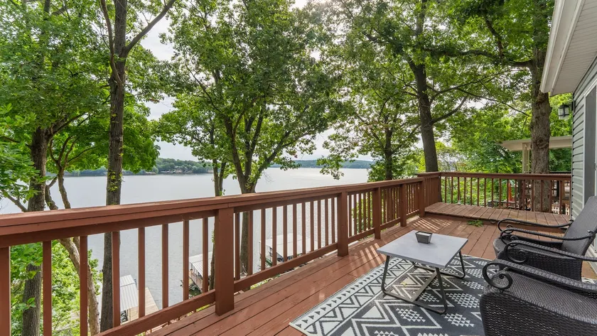 Relaxing 4-Bed Lakefront Home with Private Dock - Image 1