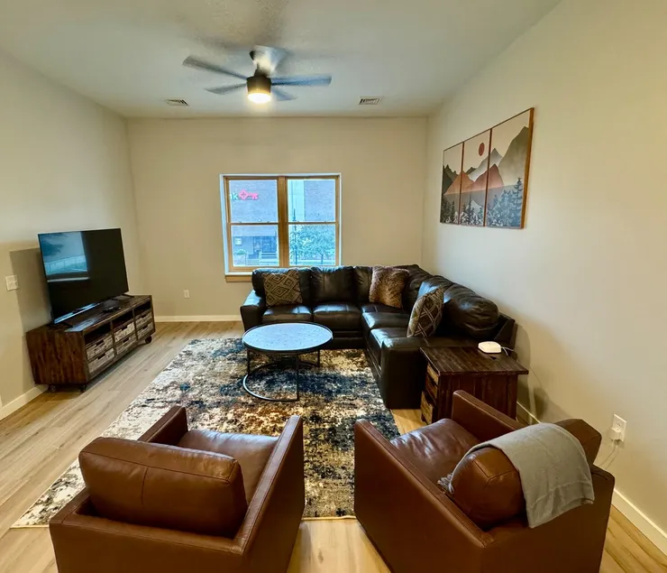Grand 3 Bed Suite Franklin Sq #1 - Image 1