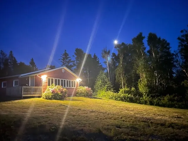 Lake house! Private off shore fishing! Sleeps 6 - Image 1