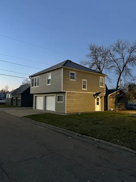 Charming Upstairs 2 Bedroom Gem w/Heated Parking - Image 1
