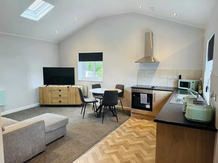 1 bed ground floor flat free parking - Image 1
