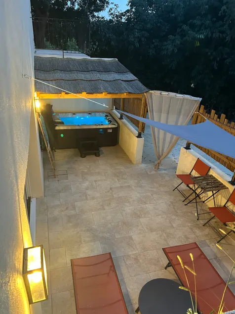 Suite with private hot tub - Image 1