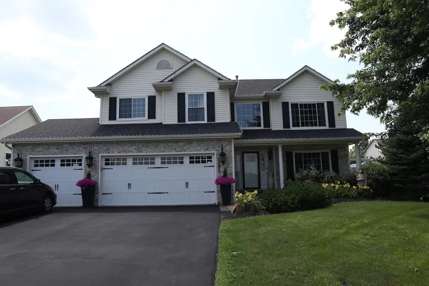 Luxury & Comfort in a Large Home - Image 1