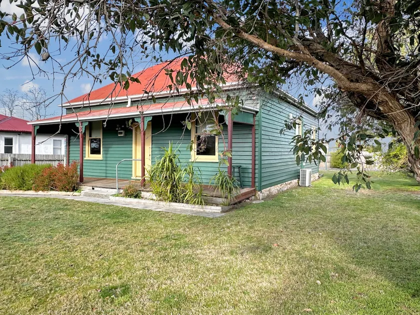 The Settlers Cottage - In the Heart of St Helens - Image 1