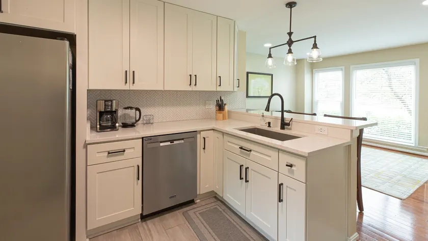 Dulles Escape 3 Bed 3.5 Bath & Modern Kitchen-IAD - Image 1