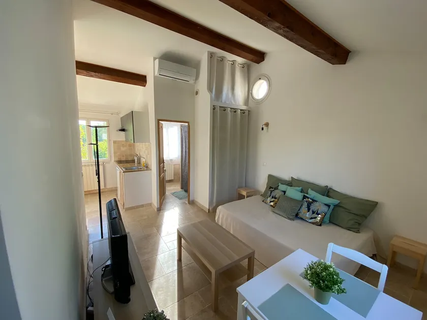 Independent studio on the first floor of a villa - Image 1