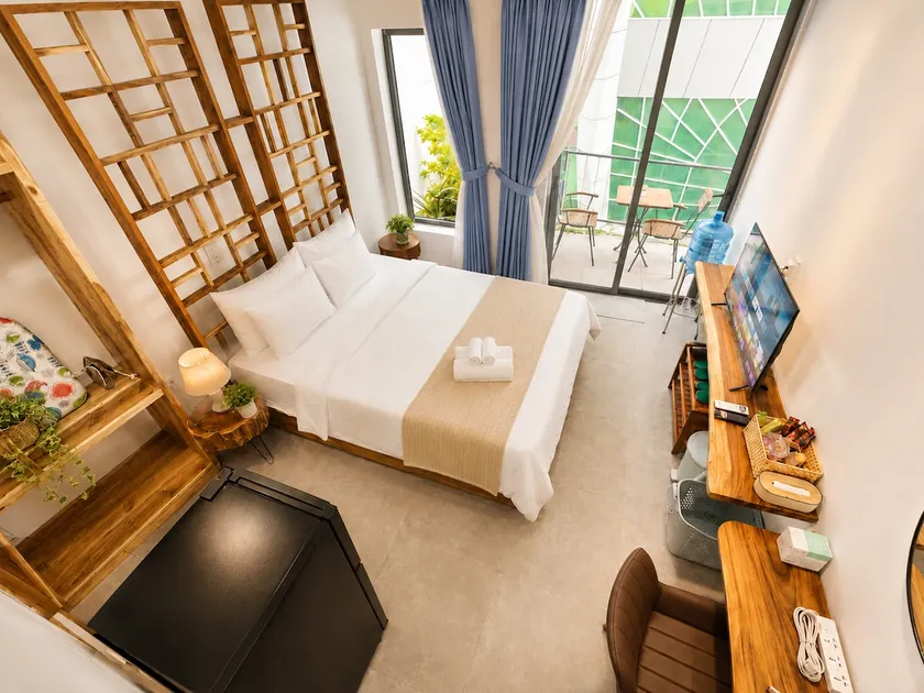 (301MSNK) Luxe Studio with Balcony & Natural Light - Image 1