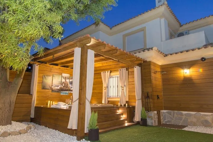 Boutique Escape in Golf Resort near the Coast - Image 1