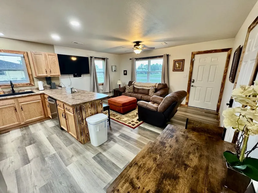 Drew’s Delight - Modern, Comfortable & No Stairs! - Image 1