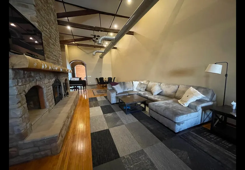 Penthouse Suite Downtown Wooster on the Square - Image 1
