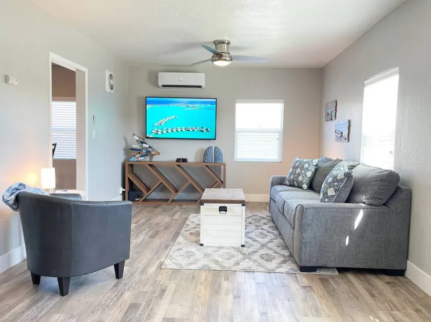 Ocean Breeze Pet-Friendly Sequoia Home - Image 1