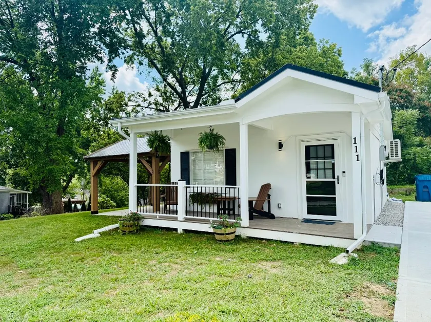 Little White House at Liberty - Image 1