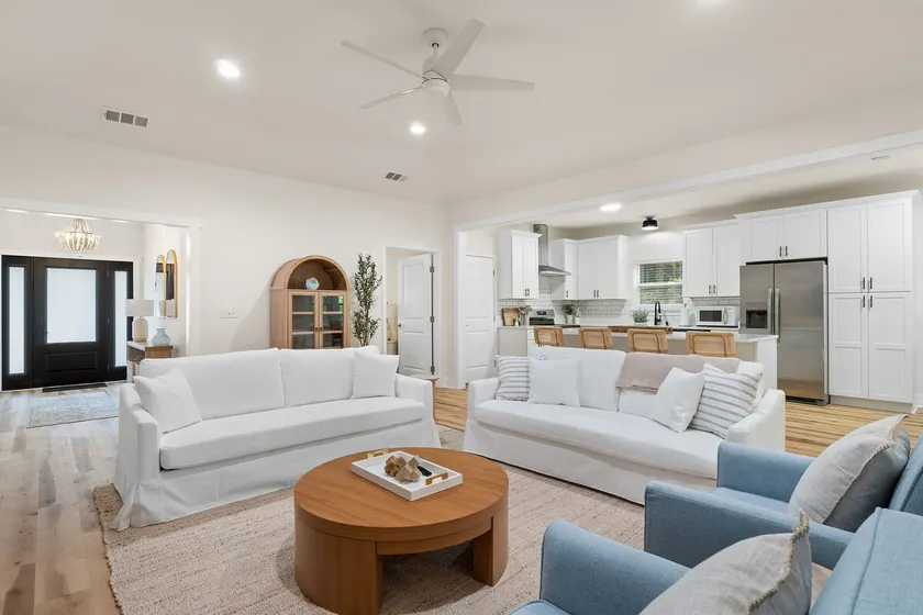 4 Bedroom House in Lake Forest - Image 1