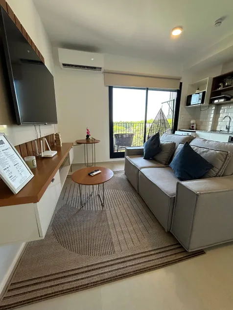 Close to the airport. Book your perfect stay! - Image 1