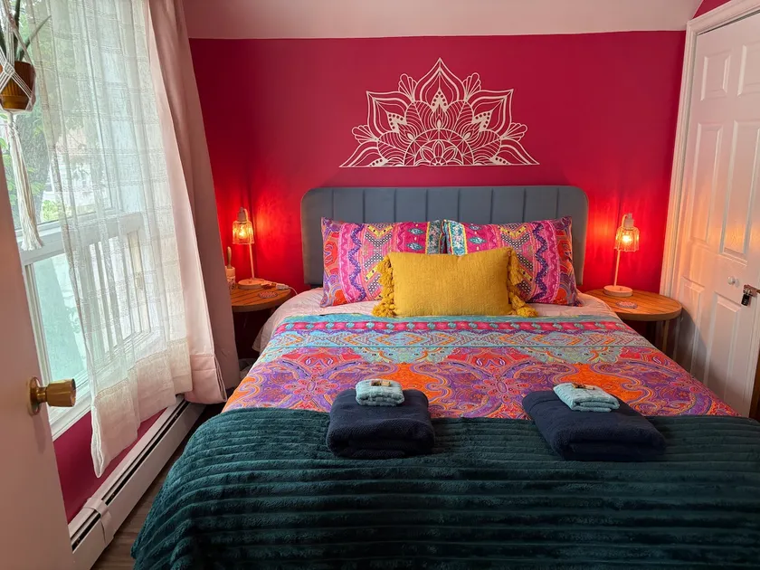 Colourful Cozy DT Dartmouth Apt - Image 1