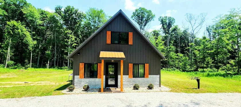 Private Luxury Cabin, HOT TUB, 3 BEDS - Image 1