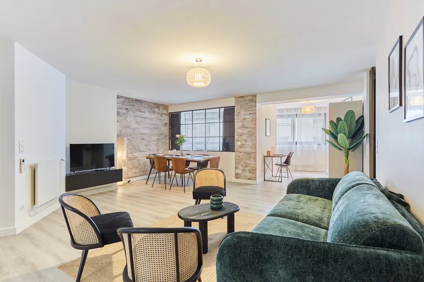 Renovated & Air Conditioning – 2 bedrooms/2 bathrooms – Eiffel Tower on foot - Image 1