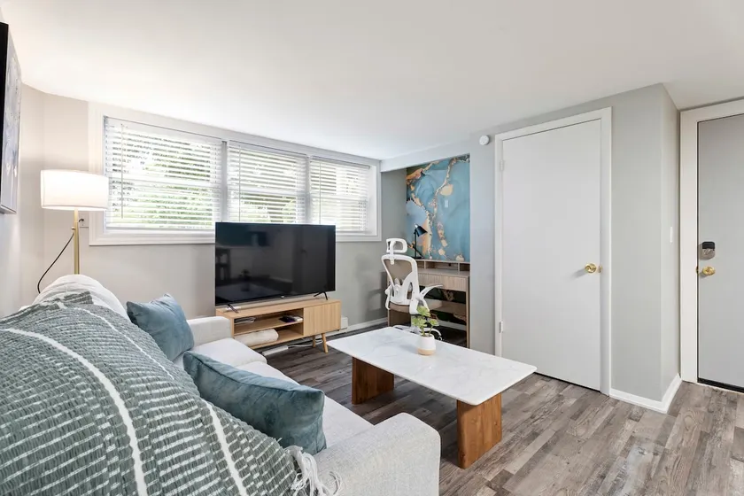 Stylish 1BR Haven | Near AU | Free Parking | Wifi - Image 1