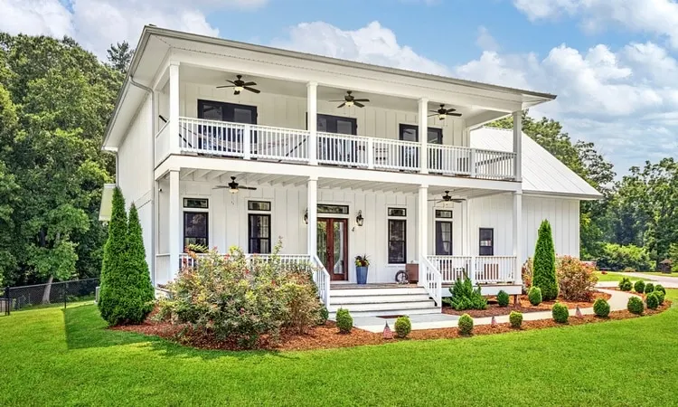 Charming Farmhouse with pool and hot tub - Image 1