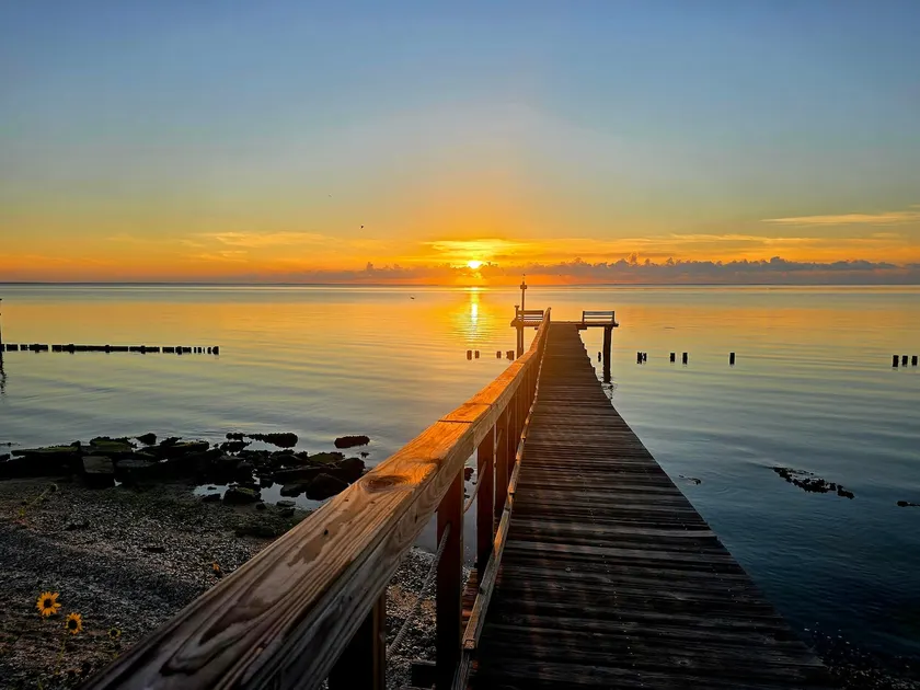 Waterfront Retreat • Private Pier • Sleeps 10 - Image 1