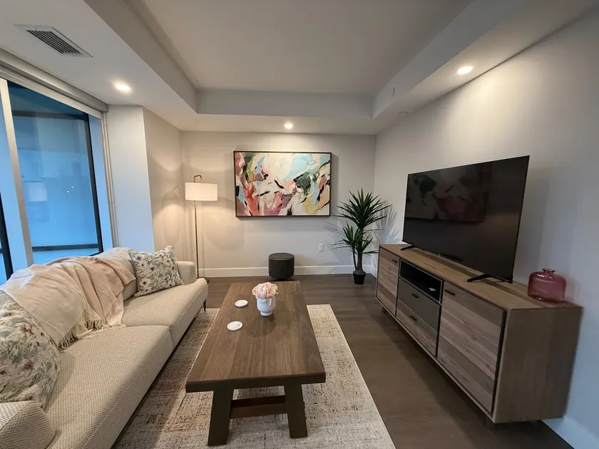 Spotless vibrant & modern 1 BR with 6 appliances - Image 1
