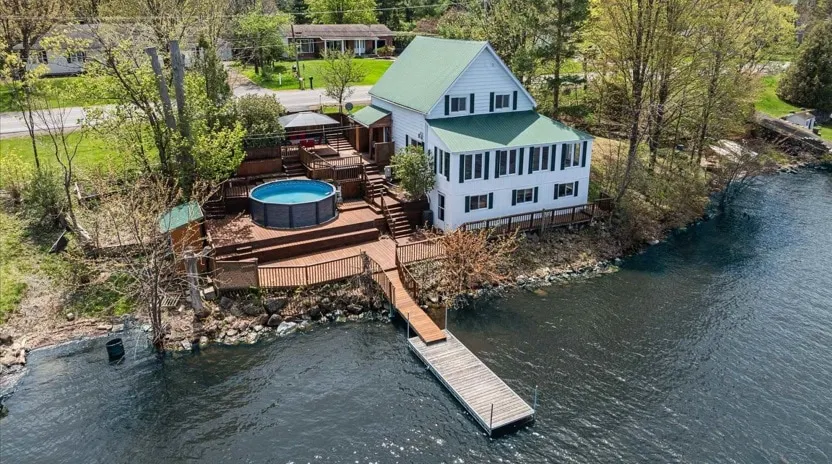 Centennial waterfront cottage - Image 1