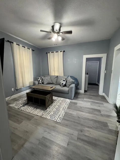 2‑BR Apt. Near Uptown w/ Wi-Fi - Image 1