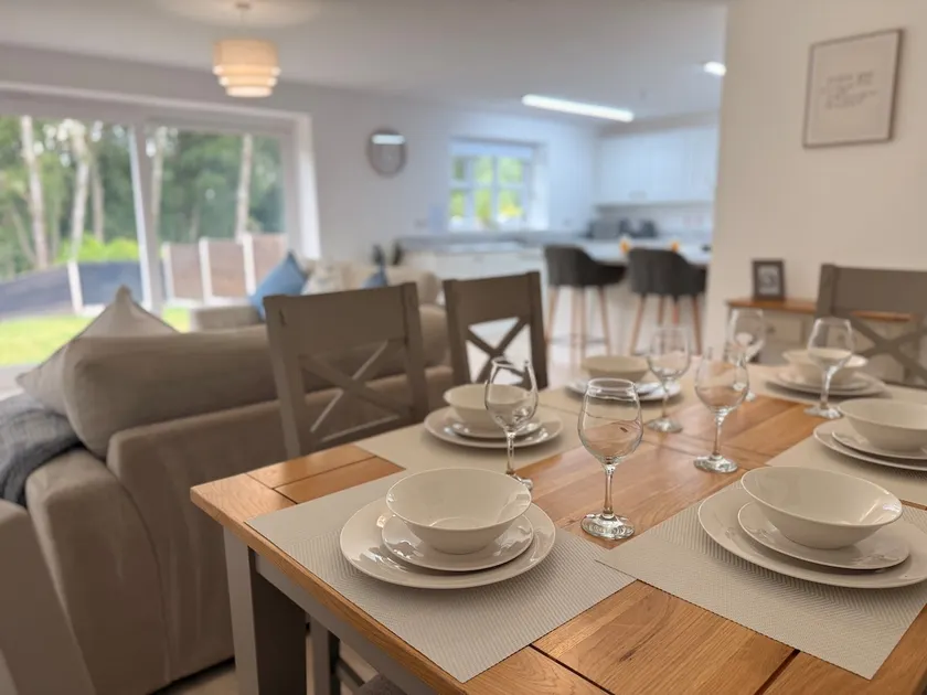 3 Bed, Sleeps 9, Gated Drive, WiFi, Contractors - Image 1