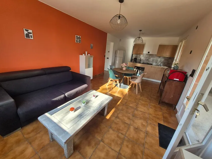 Lower-level apartment in a villa - Image 1