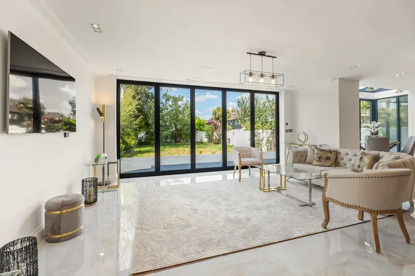 Stylish 5BR w/Garden & Parking | Wimbledon - Image 1