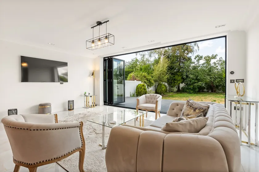 Stylish 5BR w/Garden & Parking | Wimbledon - Image 1