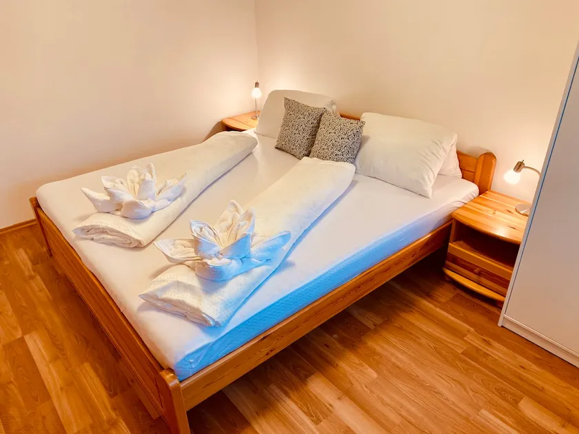 Rose Lakeside Apartman - Image 1