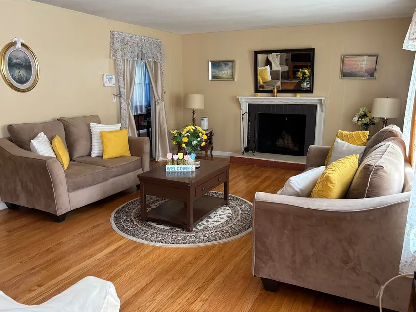 Safe & Quiet 3BR Cape: Sunroom Office - Image 1