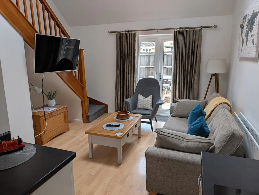 Lovely 1 Bedroom House with Private Garden and Parking - Image 1
