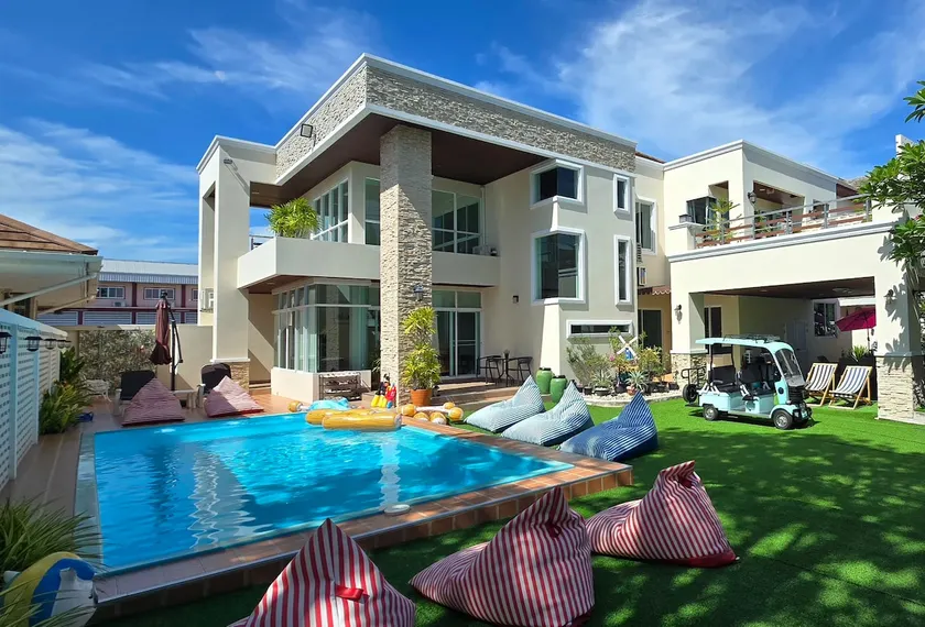 7 BR 15 Bed Pool Villa near Malls & Expressway - Image 1