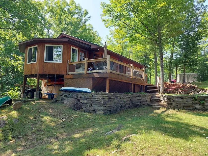 Waterfront cottage on Eels Lake - Image 1