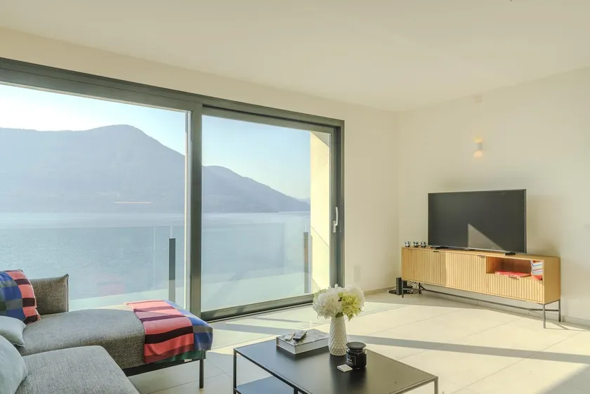 Stylish and modern Apt with great lakeview - Image 1