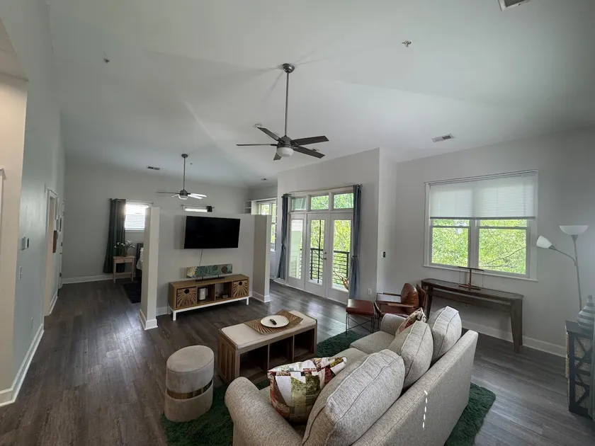 Treetop Loft Studio – Walk to Uptown Hotspots - Image 1