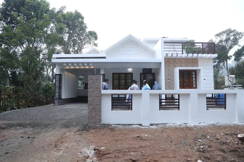 2 bed room in 3bed room House. Whole house. - Image 1