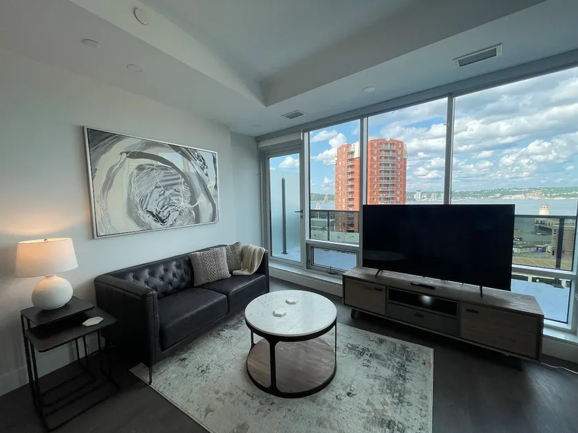 Waterfront downtown 1 Bedroom with 6 appliances - Image 1