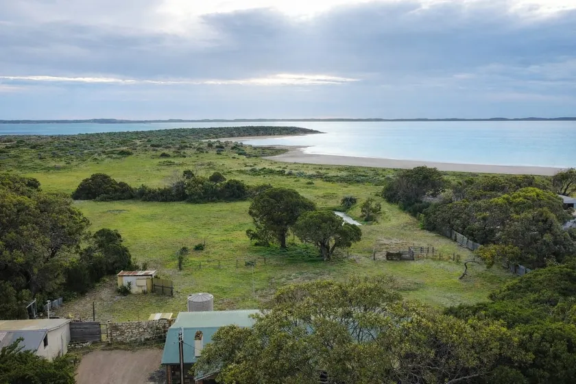KyKy Retreat. Coorong water direct access. - Image 1