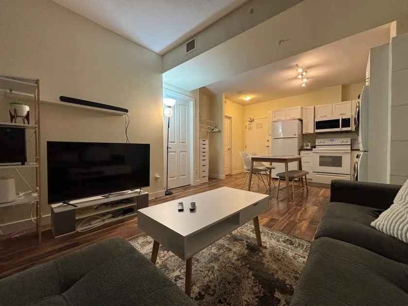 Modern 2 Bed & 2 Bath Apartment- Brentwood NW - Image 1