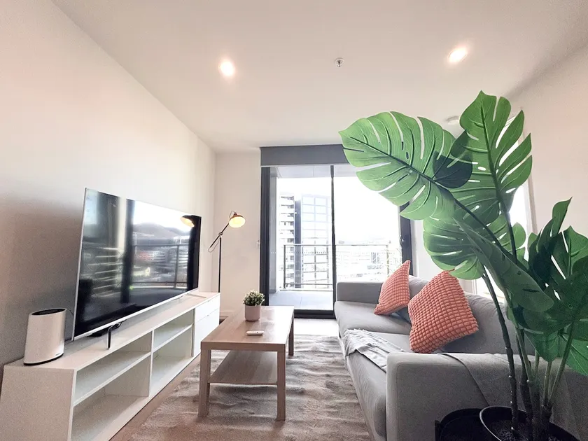 Canberra CBD modern new 2B apartment free Parking - Image 1