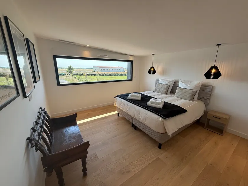 Unusual accommodation with a view of the planes - Image 1