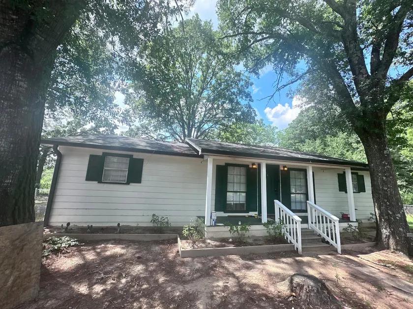 Cozy Wood Cottage in Tyler - Image 1