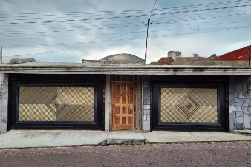 Spacious house with garage and patio - Image 1
