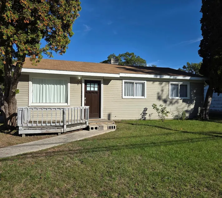 Comfortable 3-bedroom home with spacious yard - Image 1